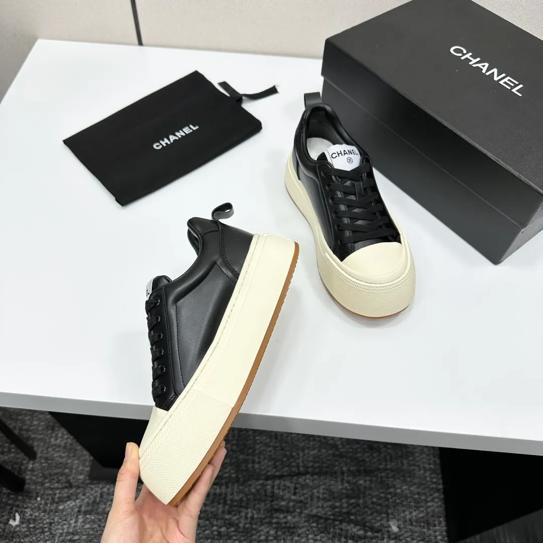👟👟Ex-factory price 560👟👟Chanel Panda Shoes! 2025 counter's top casual sports shoes. This classic design; the upper is electro-embroidered with a variety of techniques; the outsole is fashionable and sporty; the unusual inclusion of a variety of color matching elements... The diversified mix and match is very good-looking and versatile, and can be used for leisure, fashion, sports, and outdoor... ꫛꫀꪝ Go➫ Materials: ❶Upper made of: original imported first-layer silk cowhide + original waterproof cloth + original first-layer cowhide ❷Inner lining: Breathable mesh ❸ Outsole based on: original TPU combination outsole, full set of boutique packaging for women 35–41